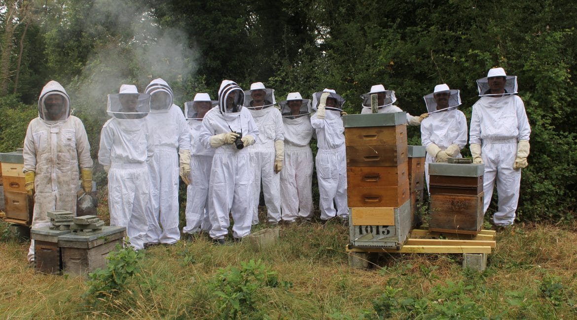 8 Equipe Bell Vision devant leur ruche - Prestataire informatique
