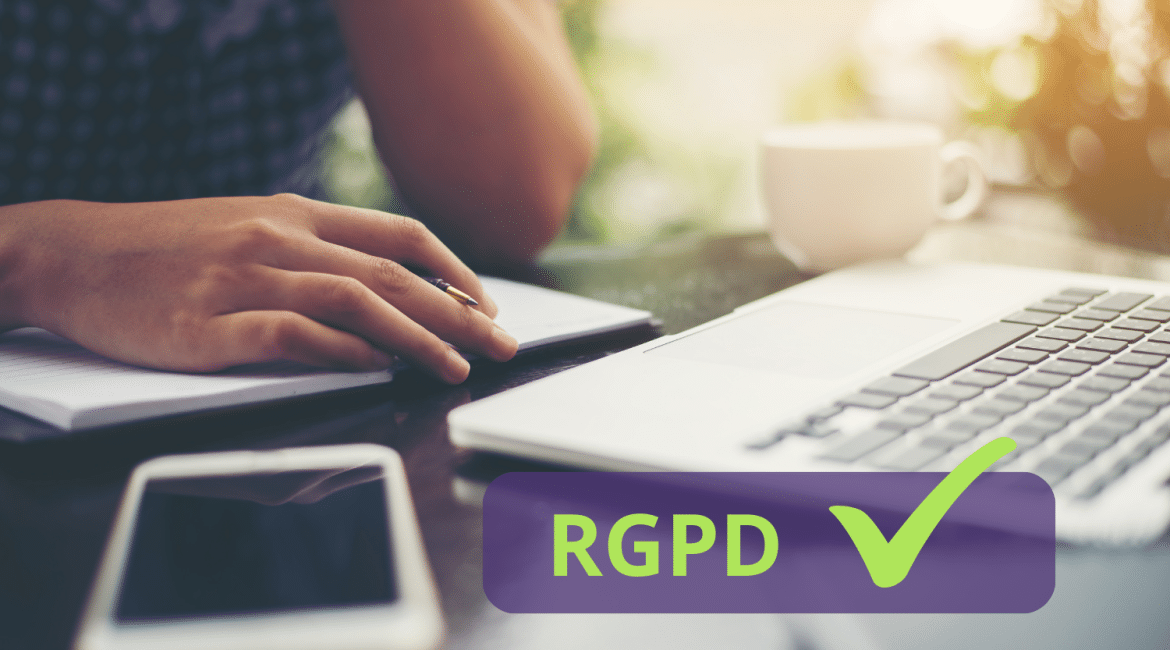 Le RGPD, ou Règlement Général sur la Protection des Données, est une initiative cruciale de l'Union Européenne mise en place en 2018 pour renforcer et unifier la protection des données pour tous les individus au sein de l'UE. Il impose aux entreprises des règles strictes concernant la gestion des données personnelles, offrant plus de contrôle aux citoyens sur leurs informations personnelles. Le RGPD souligne l'importance du consentement, la transparence dans le traitement des données, et étend les droits individuels. Il vise à restaurer la confiance dans l'ère numérique, rendant la protection des données personnelles une priorité pour toutes les entités.