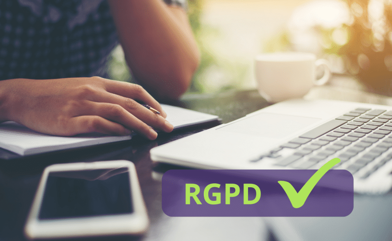 Le RGPD, ou Règlement Général sur la Protection des Données, est une initiative cruciale de l'Union Européenne mise en place en 2018 pour renforcer et unifier la protection des données pour tous les individus au sein de l'UE. Il impose aux entreprises des règles strictes concernant la gestion des données personnelles, offrant plus de contrôle aux citoyens sur leurs informations personnelles. Le RGPD souligne l'importance du consentement, la transparence dans le traitement des données, et étend les droits individuels. Il vise à restaurer la confiance dans l'ère numérique, rendant la protection des données personnelles une priorité pour toutes les entités.